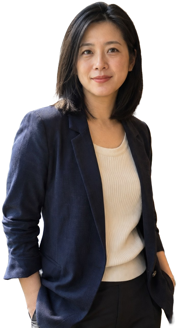 沈予安的半身照：穿深藍色西裝外套和米白針織衫，雙手插在口袋，看著鏡頭微笑